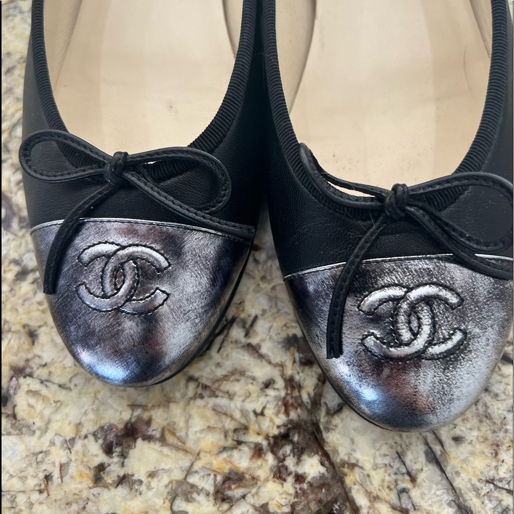 Authentic- Chanel cap toe ballerinas. Leather.